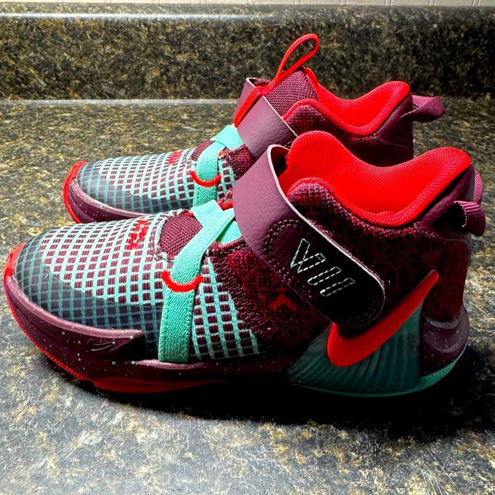Boys Size 13c Nike LeBron Witness 7 SE 'Team Red Jade' - WORN ONCE!